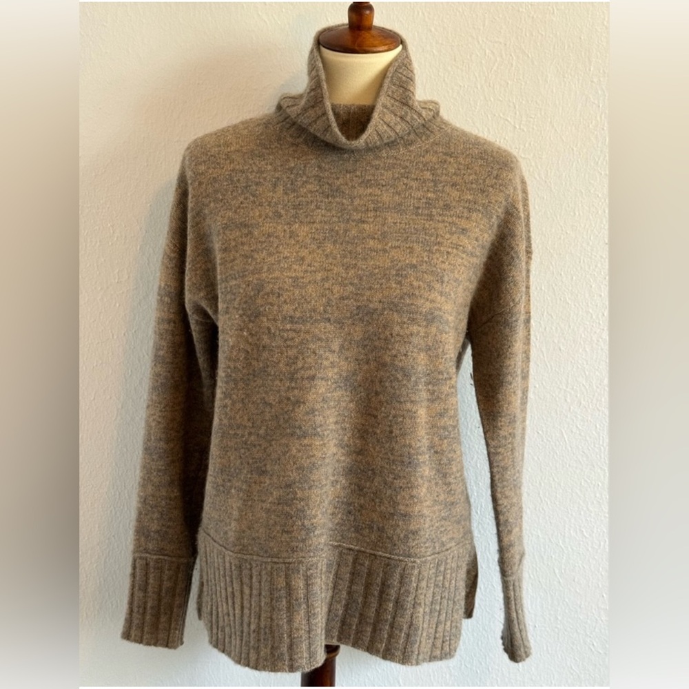 Cashmere Charter Club Turtle Neck Brown Gray Long Sleeve 100%
Cashmere Top Sz M